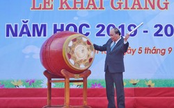 Ảnh: Thủ tướng Nguyễn Xuân Phúc đánh trống khai giảng năm học mới