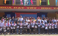 Phú Thọ: Đại sứ các nước tặng quà học sinh nghèo nhân ngày khai giảng