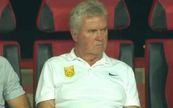 HLV Guus Hiddink thất thần, bất lực trước 2 cầu thủ U22 Việt Nam