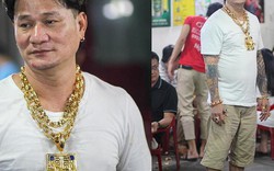 Xôn xao người đàn ông đeo 100 cây vàng đứng bán ốc ở Sài Gòn