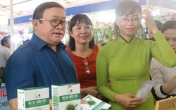 Chủ tịch Hội NDVN Thào Xuân Sùng thăm Chợ phiên nông sản TP.HCM