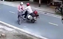 CLIP: Gã biến thái chặn thiếu nữ đi xe đạp rồi thò tay sàm sỡ