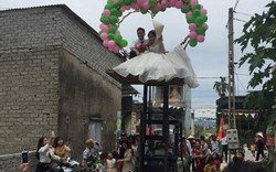 Chú rể Nghệ An hào hứng rước dâu bằng xe nâng cực ngầu