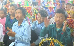 Lội bộ trong mưa gió mang Trung thu về với học sinh nghèo Pa Cheo