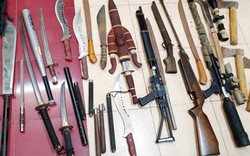 Hà Nội: Phá ổ nhóm cho vay lãi “cắt cổ”, thu 2 bao tải dao, súng