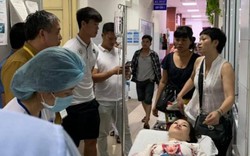 Clip: Văn Quyết, Quang Hải vào viện thăm nữ nhà báo bị bỏng vì trúng pháo