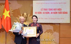Nguyên Chủ tịch Quốc hội Nguyễn Văn An nhận Huy hiệu cao quý
