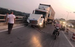 Hà Nội: Container tông nhiều người đi xe máy trên cầu Thanh Trì