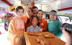 Ai cho phép bà Tân Vlog đưa bánh Trung thu “siêu to” lên máy bay Jetstar?