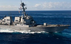 Khu trục hạm Mỹ áp sát đảo nhân tạo trái phép ở biển Đông, thách thức TQ