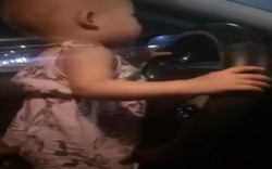 Clip: Thót tim xem bé gái 2 tuổi cầm vô lăng điều khiển ô tô
