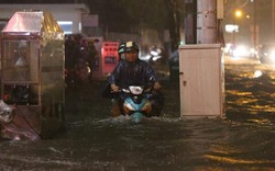 Đường Sài Gòn như "bể bơi" sau trận mưa lớn, dân gồng mình trở về nhà ngày cuối tuần
