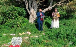 Cô gái kì lạ kết hôn với một… cái cây