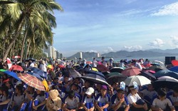 Khánh Hòa: Thầy cô, học sinh mang dù cổ vũ Đường lên đỉnh Olympia