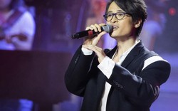 Hà Anh Tuấn làm điều đặc biệt trong đêm nhạc “Truyện ngắn” khiến hàng nghìn fan xúc động