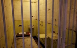 Quản giáo "quên" khóa cửa buồng giam để nữ phạm nhân bỏ trốn