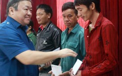Chủ tịch Hội NDVN vượt đèo vào thăm, tặng quà đồng bào Tân Hóa