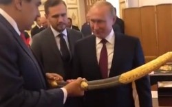 Putin được Tổng thống Venezuela tặng bảo kiếm