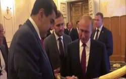 Video: Tổng thống Venezuela tận tay tặng vũ khí cho ông Putin ở Nga