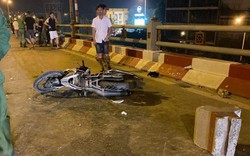 Xe bồn đâm dải phân cách rồi đâm tiếp 2 xe máy ở cầu Thanh Trì