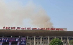 Cháy hội trường Cung văn hóa hữu nghị Việt Xô, khói đen cuồn cuộn