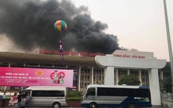 Cháy dữ dội tại Cung văn hóa hữu nghị Việt Xô, khói đen bốc lên cuồn cuộn