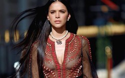 Siêu mẫu Bruna Marquezine ấn tượng với mốt xuyên thấu