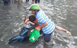 Nước ngập lút bánh xe máy vì vỡ bờ bao, người Sài Gòn “bơi” trên đường ngày đầu tuần