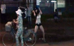 Kiều nữ nhảy khiêu dâm giữa phố Sài Gòn để... bán kẹo kéo