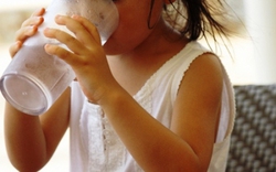 Trẻ mất nước chỉ nên uống oresol