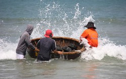 “Mặc” lưới sắt, chèn đá bảo vệ tàu chở cổ vật bị đắm