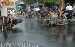 Hà Nội: Hàng chục người đi đường ngã nhoài vì dầu tràn