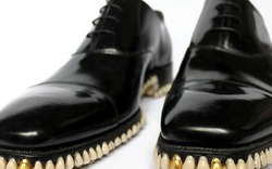 Kì dị đôi giày gắn…1.050 chiếc răng giả