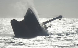 Tàu cứu hộ bị lật ngoài khơi đảo Jeju
