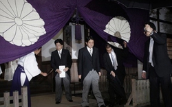 Quan chức Nhật thăm đền Yasukuni: Đổ thêm dầu vào lửa