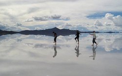 Ngắm &#34;chiếc gương soi&#34; vĩ đại nhất thế giới ở Bolivia