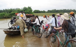 Hà Tĩnh: &#34;Nín thở&#34; qua sông Ngàn Sâu