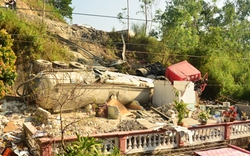 Quảng Ninh: Container lao xuống vực, đập nát nhà giữ trẻ