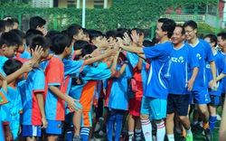 Giao hữu bóng đá với trẻ em đường phố