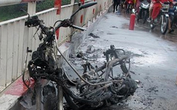 Hà Nội: Xe Honda bốc cháy giữa trời mưa bão