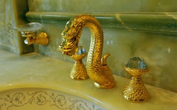 Xa xỉ phòng tắm dát vàng, khảm pha lê cho thượng lưu Việt