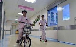 Nữ y tá, hộ lý phóng xe vèo vèo trong bệnh viện