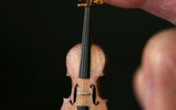 Đàn violin bé hơn ngón tay, giá 1.000 bảng Anh