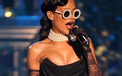 Rihanna sexy, hát &#34;máu lửa&#34; cùng Victoria’s Secret show