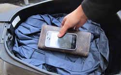 Nhân viên giữ xe cậy cốp trộm iPhone