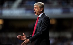 Bị Fulham cầm hòa, Wenger “nổi đóa” với học trò