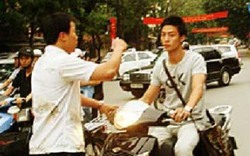 Cảnh sát giao thông hóa trang: Dân phải được xem giấy tờ