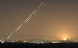 Có thỏa thuận ngừng bắn, Israel vẫn hứng rocket