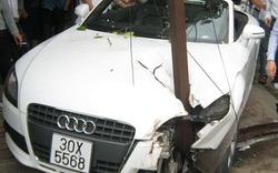 Audi mui trần đâm vào cột sắt, nát tươm đầu