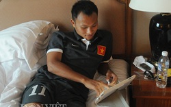 Đột kích &#34;đại bản doanh&#34;, thấy tuyển thủ Việt ôm... iPad